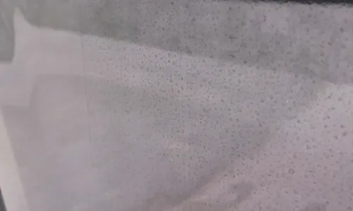 水垢やウォータースポットが付着した車の塗装面
