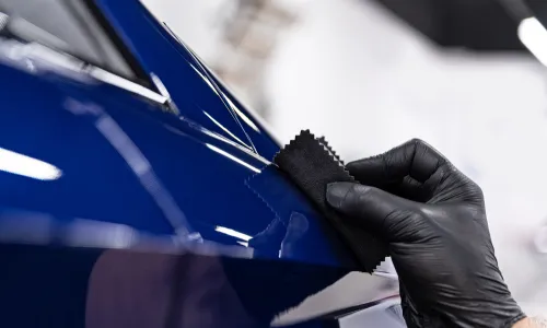 セラミックコーティング剤を車のボディに塗布する施工風景