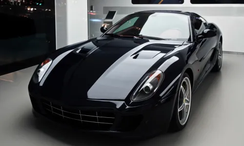 セラミックコーティング施工後の艶のある黒い車
