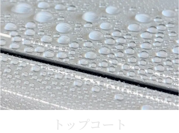 トップコート施工後のボディ表面に水滴が弾かれている様子