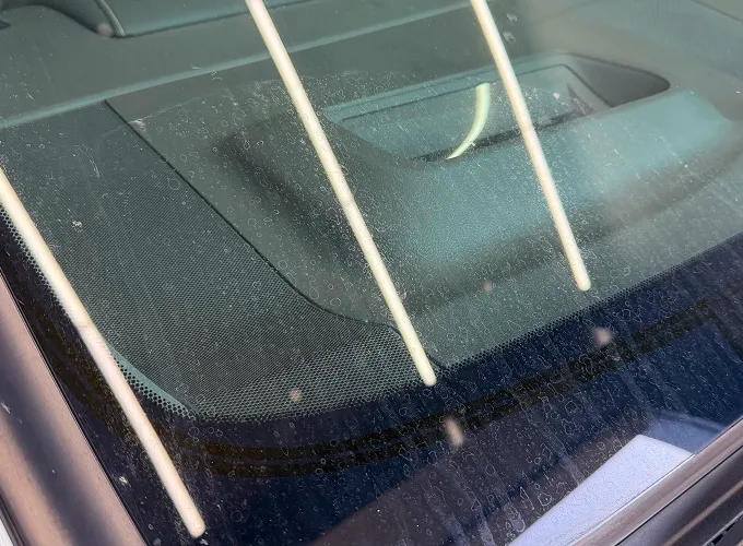油膜や汚れが付着した車のフロントガラスの施工前