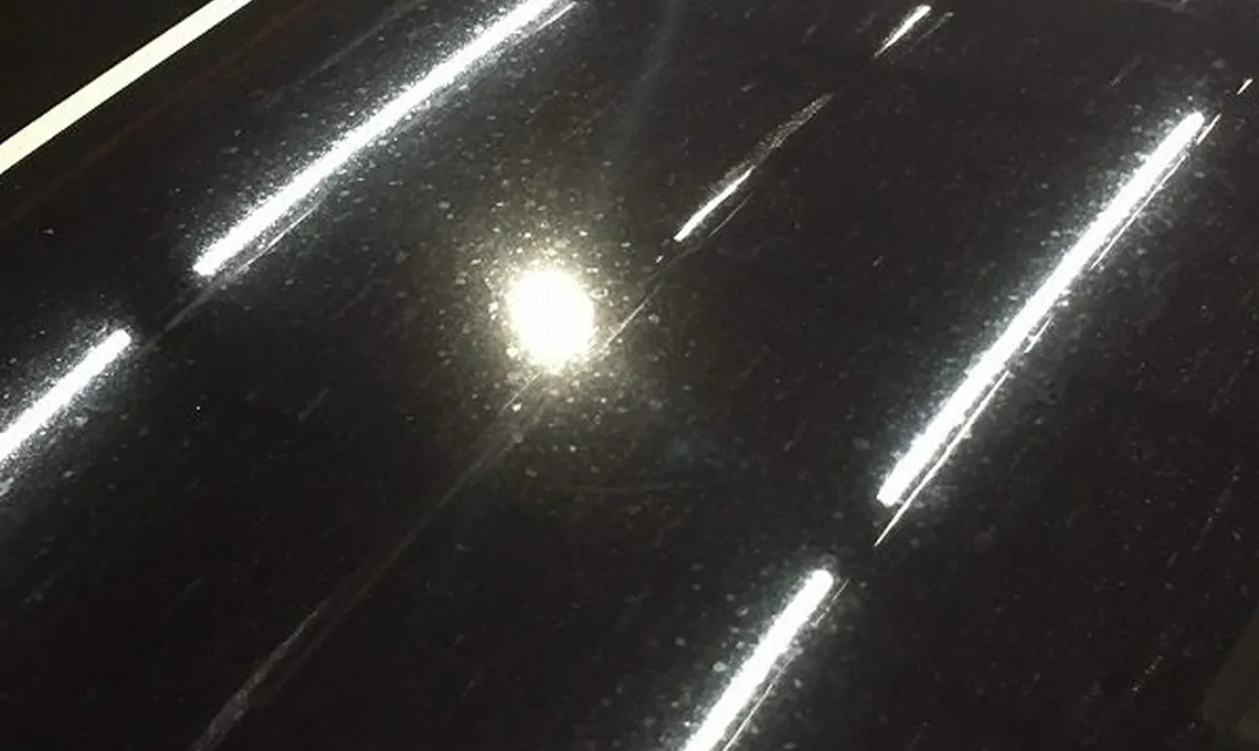 車の黒い塗装面に付着したスケールや水ジミ