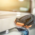 新車のボディにコーティング施工を行う様子